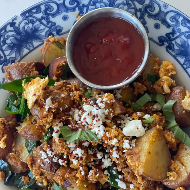 Potatoes with scrambled eggs and vegan chorizo 

#morganbecookin #veganchorizo #soyrizo #scrambledeggs